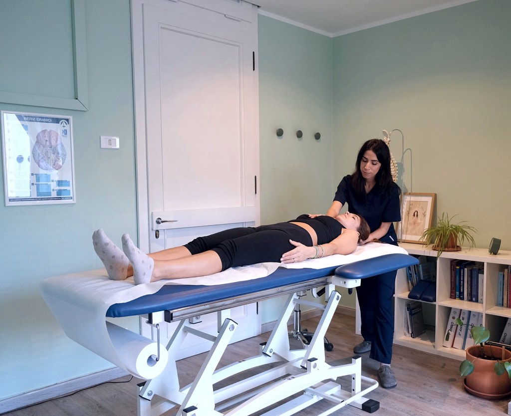 Silvia Perini, osteopata a Bologna, durante un trattamento osteopatico nel suo studio
